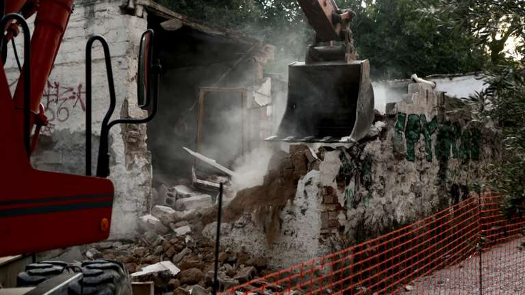 Ξεκίνησε η κατεδάφιση επικίνδυνων κτιρίων στην Αθήνα [Εικόνες]