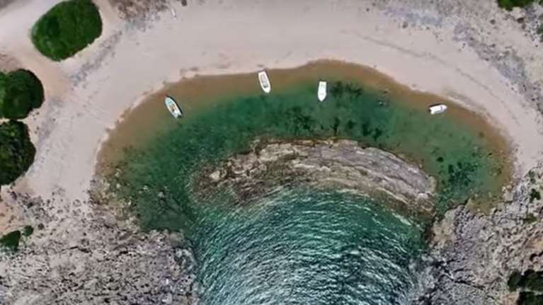 H παραλία της Μεσσηνίας που δεν πιάνει ποτέ κύμα