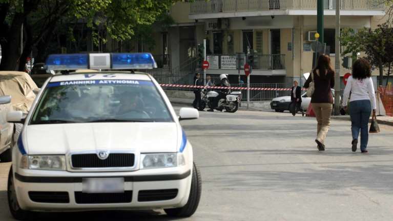 Σύλληψη 55χρονου στα Εξάρχεια για ναρκωτικά-Είχε κλέψει όπλο αστυνομικού