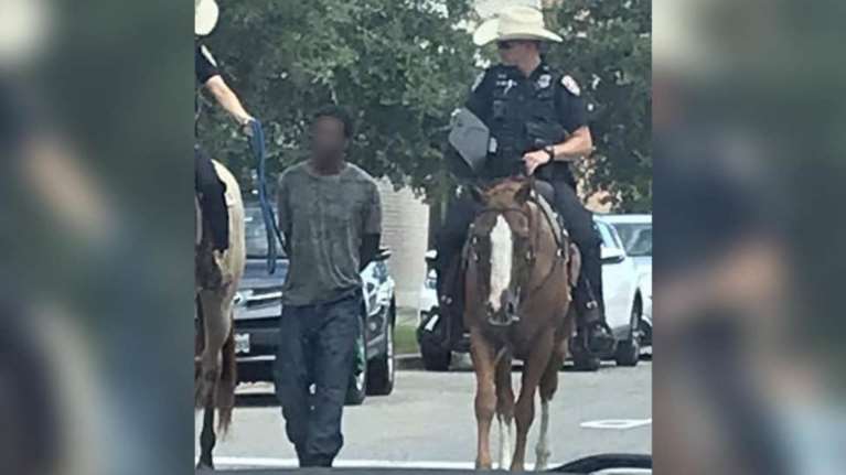 Μνήμες σκοτεινών εποχών στς ΗΠΑ: Τραβούν με σχοινί συλληφθέντα (βίντεο)