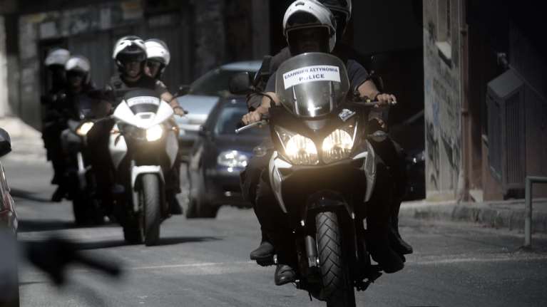 Χειροπέδες σε σπείρα διαρρηκτών στη Γλυφάδα-Είχαν κλέψει και τον Κουρκούλη