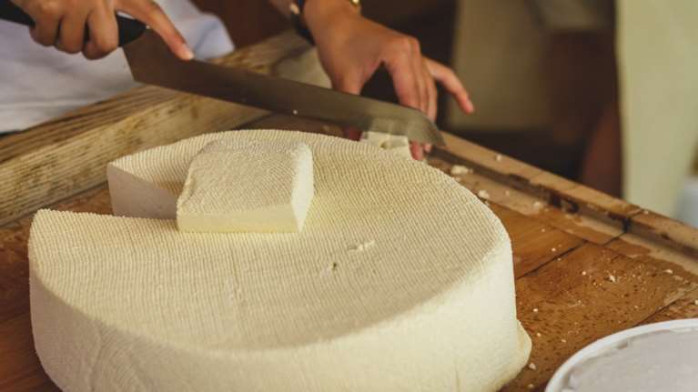 Ο ΕΦΕΤ προχωρά στην απόσυρση λευκού τυριού άλμης από αγελαδινό γάλα