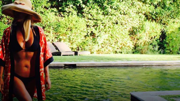 Αυτό είναι το εντυπωσιακό κορμί της παρουσιάστριας που είναι 54 χρόνων