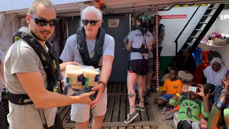 Ογδόντα πέντε μετανάστες στο Ocean Viking, ο Ρίτσαρντ Γκιρ στο Open Arms