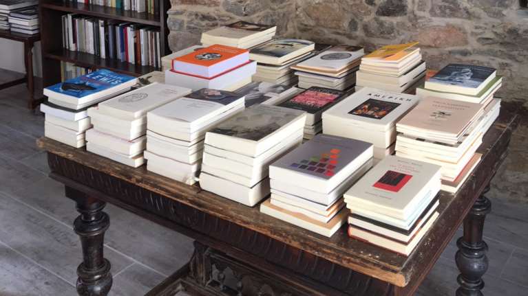 H Σίκινος έχει ένα βιβλιοπωλείο που δε φαντάζεστε