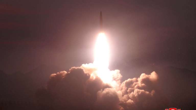 Επιθεώρηση νέου όπλου από τον Κιμ Γιονγκ Ουν