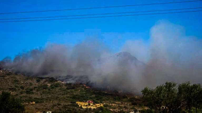 Αναζωπυρώθηκαν εστίες στην Ελαφόνησο-Εκκενώθηκε οικισμός