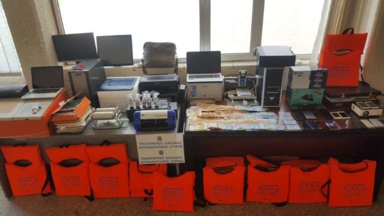 Εξαρθρώθηκε κύκλωμα πλαστογράφησης εγγράφων και διακίνησης μεταναστών