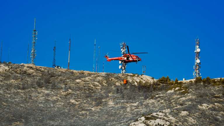 Προβλήματα σε ραδιοφωνικούς σταθμούς από τη φωτιά στον Υμηττό