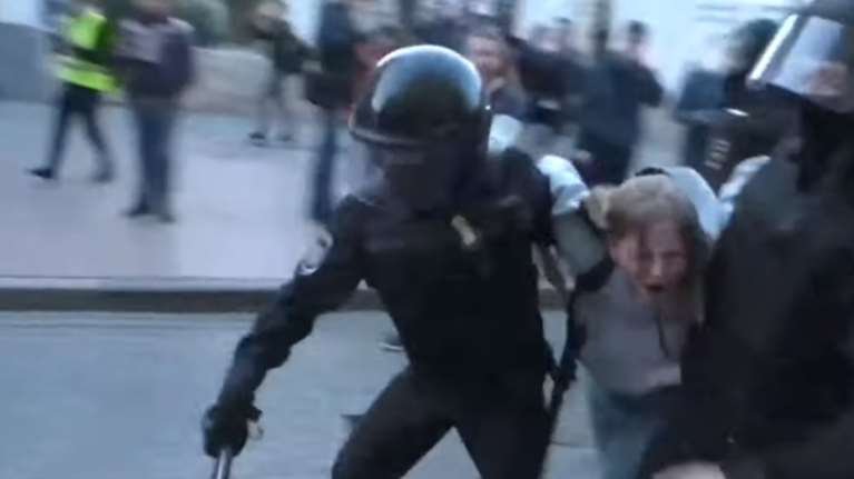 Οργή για τον αστυνομικό που γρονθοκοπεί διαδηλώτρια