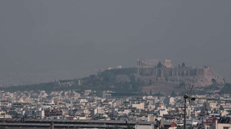 Aποπνικτική η ατμόσφαιρα στην Αττική από τις φωτιές [Εικόνες]