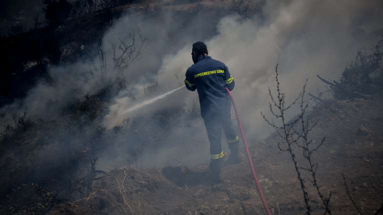 Κρίσιμη η κατάσταση στο Πρόδρομο Θηβών- H φωτιά κινείται με μεγάλη ταχύτητα