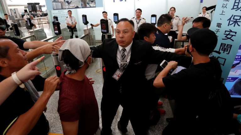 Χονγκ Κονγκ: Εκατοντάδες διαδηλωτές στο αεροδρόμιο (φωτό)