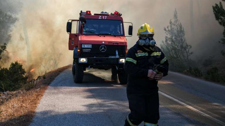 Σε εξέλιξη φωτιά στο Μενίδι,πίσω από θερμοκήπια