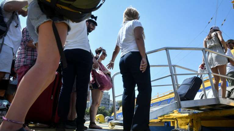 Αδειάζει η Αθήνα για Δεκαπενταύγουστο - Αυξημένη κίνηση στα λιμάνια