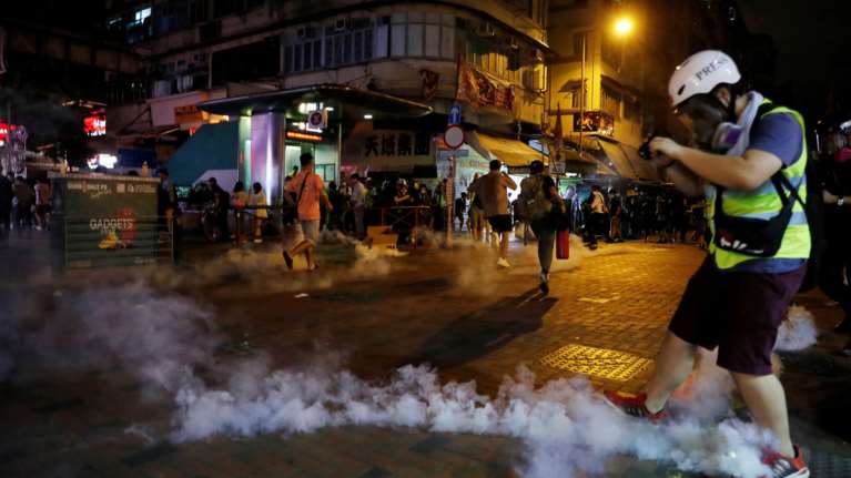 Χονγκ-Κονγκ: Νέα ένταση διαδηλωτών-αστυνομίας με δακρυγόνα