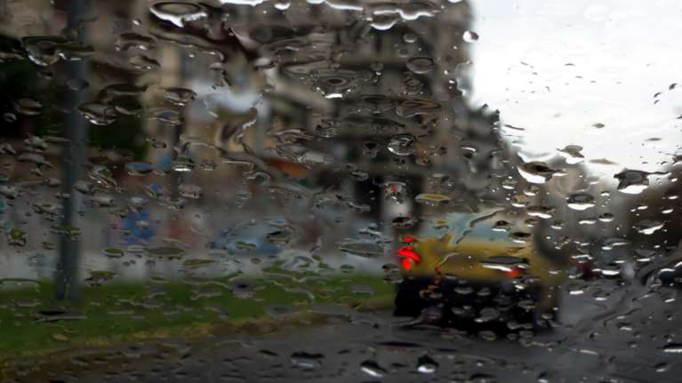 Βόλος: Καταρρακτώδεις βροχές και προβλήματα σε ηλεκτροδότηση