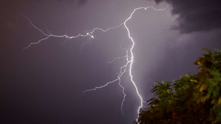 &quot;Μαύρισε όλη - Είχε καεί&quot;: Συγκλονίζει ο σύζυγος της 52χρονης που σκοτώθηκε από κεραυνό [βίντεο]