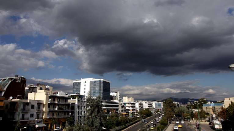 Φθινοπωρινό το σκηνικό του καιρού σήμερα-Συννεφιά και βροχές