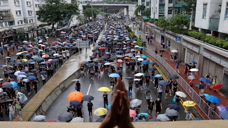 Χονγκ Κονγκ: 1.000 δάσκαλοι στους δρόμους παρά τη καταιγίδα
