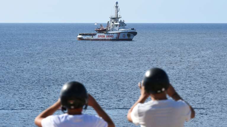 Ισπανία: Η κυβέρνηση δέχεται στην Αλχεθίρας πλοίο με μετανάστες