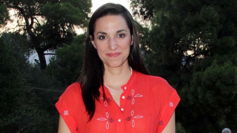 Η Κατερίνα Ευαγγελάτου με το must have πανωφόρι του φθινοπώρου σε βραδινή έξοδο