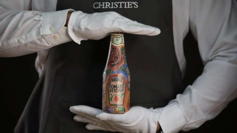 Εκατόν πενήντα μπουκάλια κέτσαπ με τα τατουάζ του Εντ Σίραν