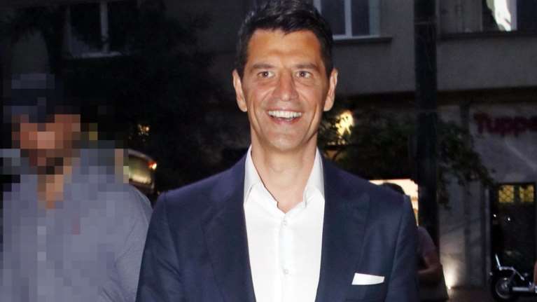 Σάκης Ρουβάς: Κάνει SUP στην παραλία με τα τέσσερα παιδιά του [Εικόνα]