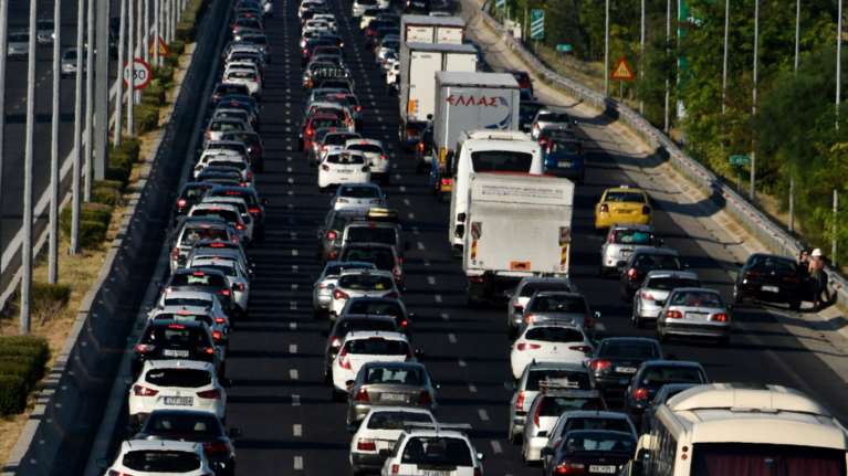 Με δυσκολία η κυκλοφορία στην Αθηνών-Κορίνθου λόγω ατυχήματος