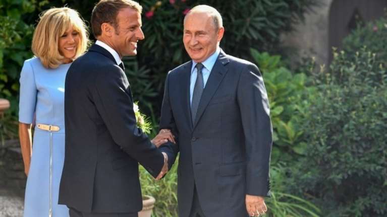 Μακρόν σε Πούτιν: Δεν θέλουμε κίτρινα γιλέκα στη Μόσχα