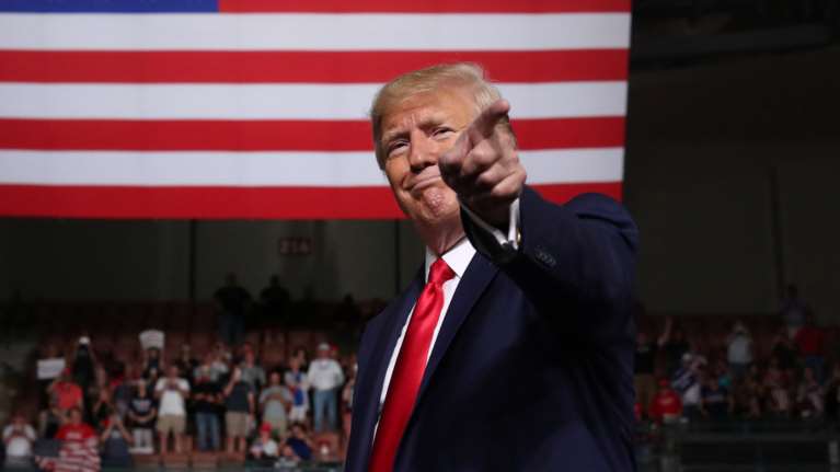 O Tραμπ τρολάρει τους Δανούς: Δεν θα... χτίσω ουρανοξύστη στη Γροιλανδία