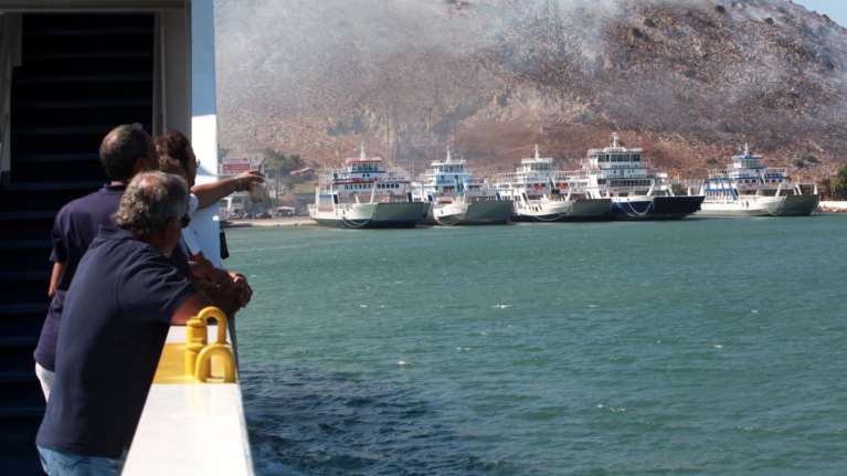 Υπό έλεγχο η φωτιά στη Σαλαμίνα- Εκκενώθηκε οικισμός