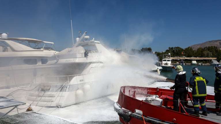 Φωτιά σε σκάφος στην 4η μαρίνα Γλυφάδας