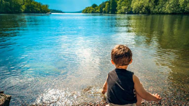 Νέα έρευνα: Τα παιδιά φέρνουν την ευτυχία, αρκεί να έχουν μεγαλώσει
