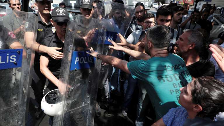 Τουρκία: Με δακρυγόνα διαλύθηκε η διαδήλωση για τους κούρδους δημάρχους