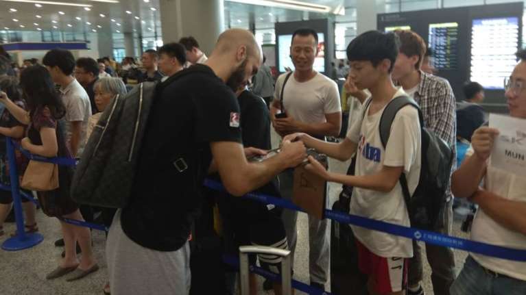 Σκηνές λατρείας για την εθνική Ελλάδος μπάσκετ στη Σανγκάη (φωτό)