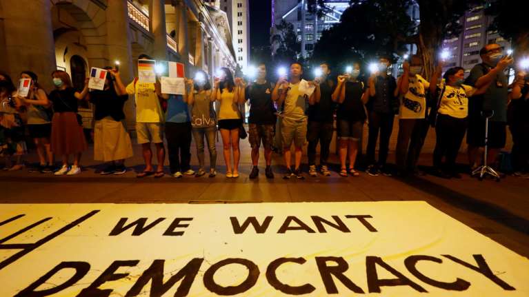 Χονγκ-Κονγκ: Ανθρώπινη αλυσίδα διαδηλωτών με αιτημα τη δημοκρατία
