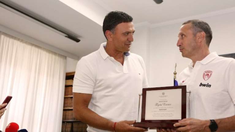 Τιμητική πλακέτα στον Ντέιβιντ Μπλατ  απένειμε ο Β. Κικίλιας