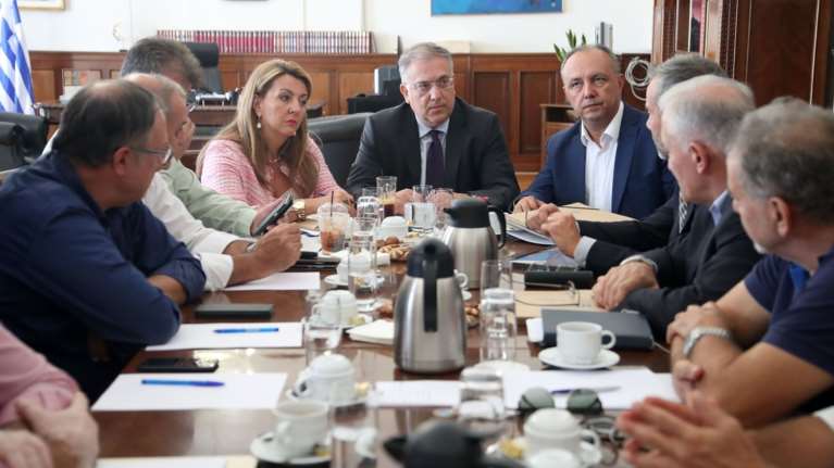 Την καθιέρωση της επιστολικής ψήφου εξετάζει το ΥΠΕΣ