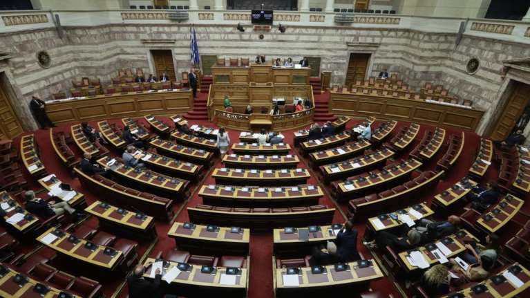 Με πέντε «ναι» και ένα «παρών» υπερψηφίστηκε η άρση των capital controls