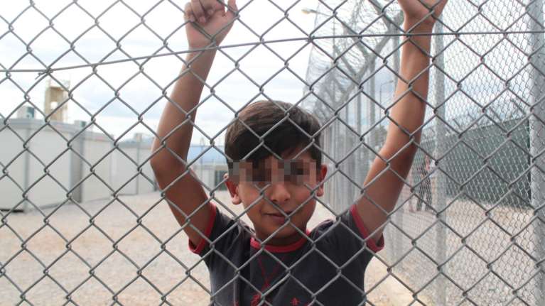 Άρσις: Απαράδεκτες συνθήκες για 62 ασυνόδευτους ανήλικους στην Αμυγδαλέζα