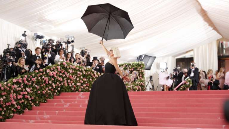 Γιατί όλοι λένε ότι η Lady Gaga είναι τρελά ερωτευμένη; Η φωτο "φωτιά"