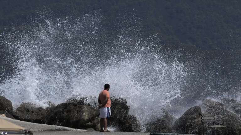 Καιρός: Πέφτει η θερμοκρασία, συνεχίζονται τα μελτέμια
