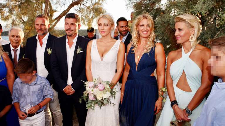 Φραγκάκη – Μάρκογλου: Το φωτογραφικό άλμπουμ του ρομαντικού γάμου στην Πάρο