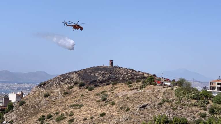 Υπό μερικό έλεγχο η φωτιά στον Υμηττό, κοντά στο θέατρο Βράχων