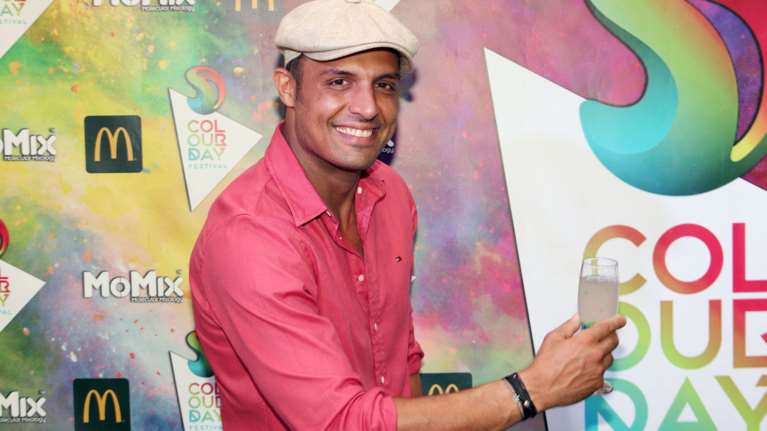 Ο πανευτυχής Πούμπουρας, δείχνει τη φουσκωμένη κοιλιά της γυναίκας του