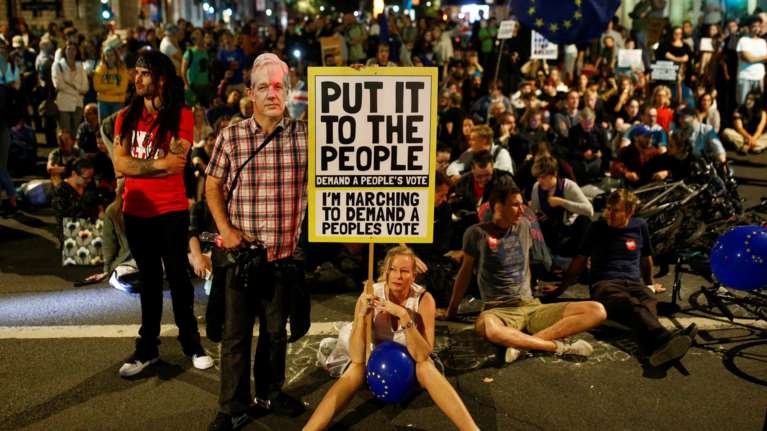 Brexit: 1 εκατ. υπογραφές κατά της απόφασης του Τζόνσον