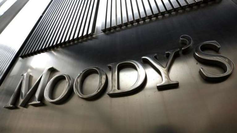 Μoody&#39;s: Η άρση των capital controls θετική για τις τράπεζες