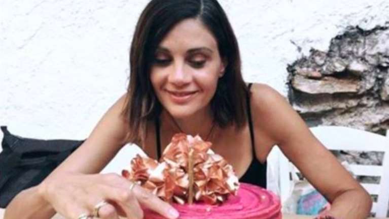 Η Παπαχαραλάμπους έκλεισε τα 45: Η απίθανη τούρτα από την  αδελφή της