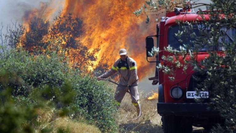 Συναγερμός για πυρκαγιά σε εξέλιξη στην Αρτέμιδα: Εκκένωση κατοικιών